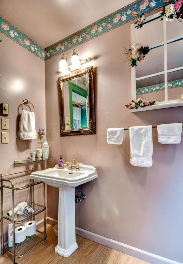 Astoria Painted Lady Historic Apt With River View! 外观 照片