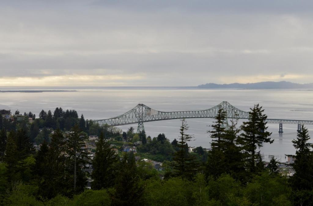 Astoria Painted Lady Historic Apt With River View! 外观 照片